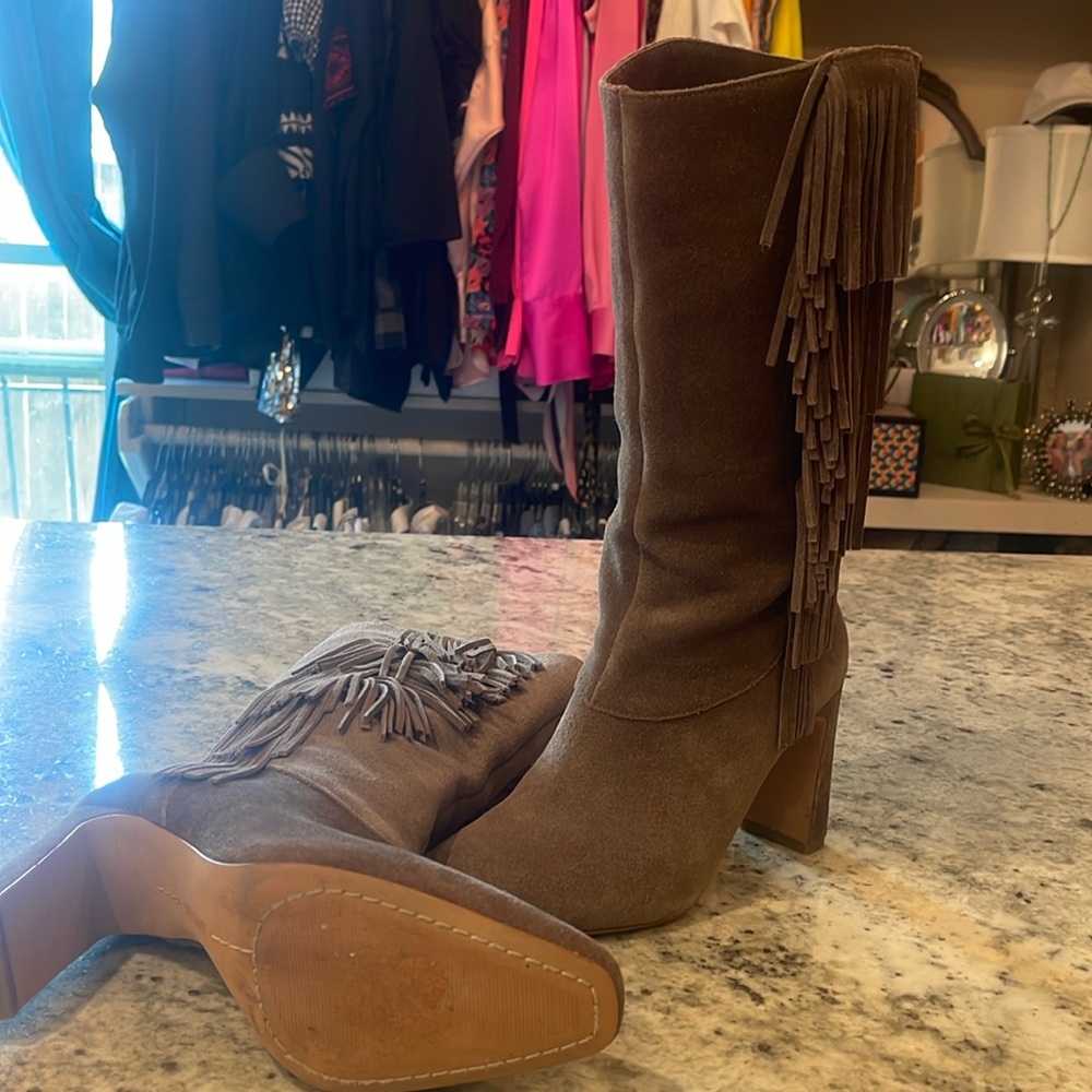 EUC Vince camuto western high heel calf high suede boots with fringe womens 7.5